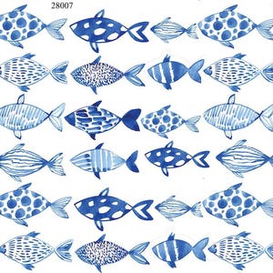 Peut inclure: Une collection de vingt-quatre illustrations de poissons disposées en grille, chacune présentant des motifs aquarelle bleus et blancs uniques, notamment des points, des rayures et des textures. Le nombre 28007 est imprimé en haut à gauche.