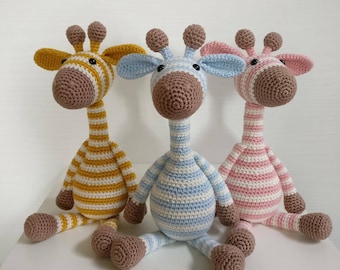 Gehaakte knuffel mini Giraffe met rammel