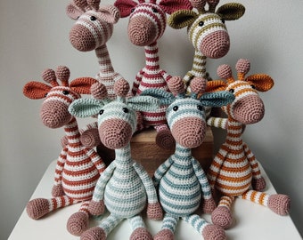 Gehaakte knuffel mini Giraffe met rammel.