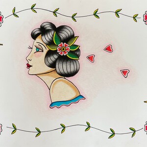 Puede incluir: Una ilustración de estilo vintage de una mujer con una flor en el pelo, dos espadas y un borde floral. La mujer tiene el pelo oscuro y lleva un vestido azul. Las espadas son plateadas con detalles dorados. Las flores son rojas con centros amarillos.