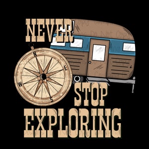 Può includere: Una bussola in stile vintage con una cornice in legno e uno sfondo marrone. La bussola è circondata dal testo "Never Stop Exploring" in un carattere marrone serif. Un camper marrone e blu si trova a destra della bussola.