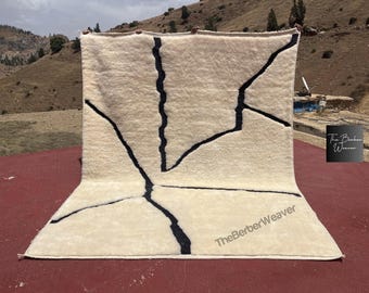 Alfombra marroquí de color blanquecino, con gran diseño hueco negro, alfombra de lana marroquí hecha a mano, Beni Mrirt, hecha a pedido