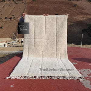 Flauschiger, cremefarbener Teppich, individuell gestaltbarer Teppich, gemütlicher, cremefarbener Teppich, Wollteppich nach Maß, minimalistischer marokkanischer Teppich
