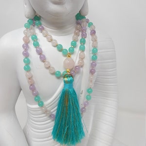 Collana Mala in quarzo rosa e ametista: perline di pietre preziose annodate a mano
