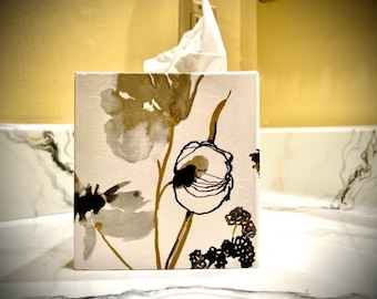 Portafazzoletti floreale contemporaneo: decorazioni moderne con accenti dorati e argentati