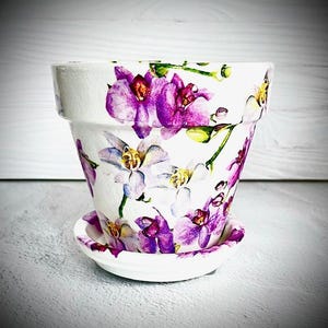 Decoupage orkidéblomkruka med fat: Shabby chic blomsterdekor