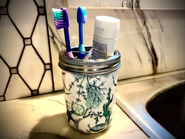 Porte-brosse à dents découpé sur le thème de la plage : décor côtier de bord de mer