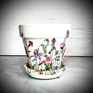 Maceta de flores primaverales de 15 cm con platillo: diseño floral shabby chic
