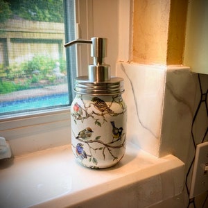 Kleurrijke vogelzeepdispenser, lentezangvogels, tuinvogels, shabby chic, vogeldecoratie, tuinliefhebber, vogelliefhebber, roodborstjes, vinken, sialia
