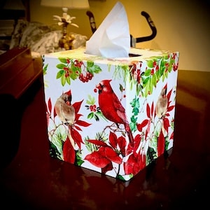 Weihnachtskardinäle und Weihnachtssterne Taschentuchbox Bezug, Weihnachtsdekor, Feiertagsdekor, Roter Kardinalvogelliebhaber, Feiertagsgeschenk, Gartenliebhaber