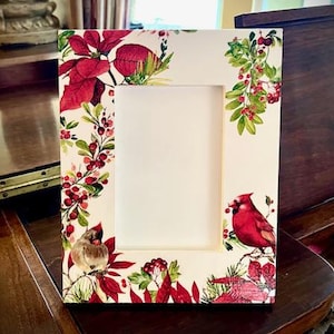 Marco de fotos con decoupage de 4 x 6 con cardenales navideños, decoración navideña, flores de Pascua y bayas, opciones verticales u horizontales, decoración navideña