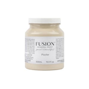 Peut inclure: Un pot de peinture minérale Fusion couleur "Plaster". La peinture blanc cassé est dans un pot en plastique transparent avec un couvercle blanc. Le pot contient 500 ml de peinture. L'étiquette indique "paint it beautiful".