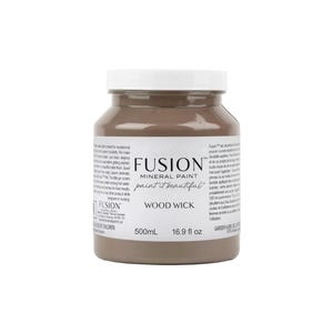 Op de afbeelding: Een pot Fusion Mineral Paint in de kleur Wood Wick. De pot is lichtbruin met een witte deksel. Het etiket luidt "Fusion Mineral Paint" en "paint it beautiful". De pot bevat 500 ml.