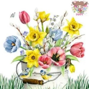 Może przedstawiać: Akwarelowa ilustracja bukietu wiosennych kwiatów w białym wiadrze. Kompozycja zawiera żółte żonkile, różowe i czerwone tulipany oraz niebieskie kwiaty. Dwa małe niebiesko-żółte ptaki siedzą na uchwycie wiadra. W pobliżu trzepocze motyl.