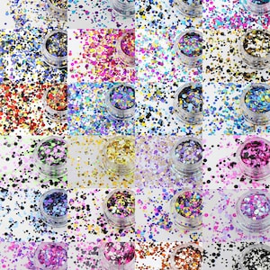 Puede incluir: Una colección de pequeños botes de plástico transparente llenos de purpurina de colores en varias formas y tamaños. Los colores de la purpurina incluyen oro, plata, rosa, morado, azul y verde. Los botes están dispuestos sobre una superficie blanca, con purpurina suelta esparcida.