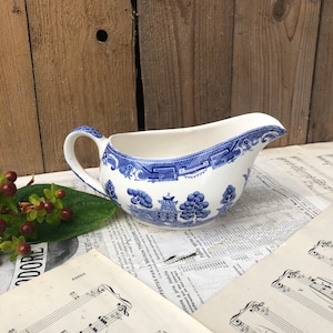 Alfred Meakin &quot;Old Willow&quot; Gravy or Sauce Boat / Gravy Jug / Blue and White