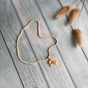 Very Pretty Vintage Anemone Ivory Flower Necklace