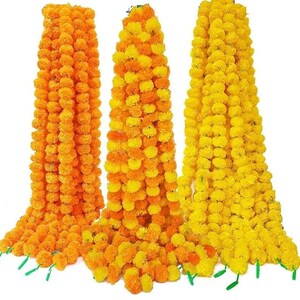 K&ouml;nnte beinhalten: Drei Girlanden aus Ringelblumen, eine gelbe, eine orange und eine mit abwechselnd gelben und orangen Bl&uuml;ten.