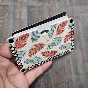 Cartera minimalista para mujer, plumas azules y naranjas, regalo para amantes de las aves para ella, regalo de cumpleaños para él, regalo único para hija, fabricado en EE. UU.