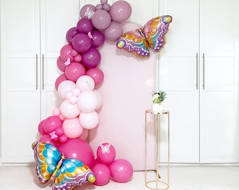 Kit de arco de guirnalda de globos con mariposas rosas y violetas. Hada del Bosque Encantado para primer cumpleaños, jardín botánico de verano, fondo para baby shower de niña.