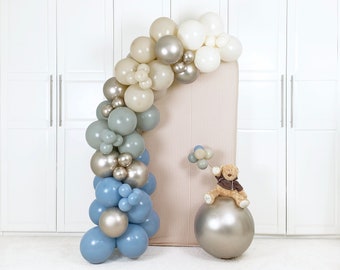 Kit de arco de guirnalda de globos en tonos pastel verde crepúsculo, azul y arena. Tono tierra rústico neutro. Ideal para baby shower de niño, bautizo o primer cumpleaños de osito.