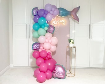 Guirnalda de globos con cola de sirena y concha. Kit de arco de globos rosa, morado y verde azulado. Fondo para primer cumpleaños bajo el mar, baby shower de niña.