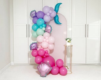 Guirnalda de globos turquesa con cola de sirena y conchas. Kit de arco de globos rosa y morado. Fondo para baby shower de niña, primer cumpleaños bajo el mar.