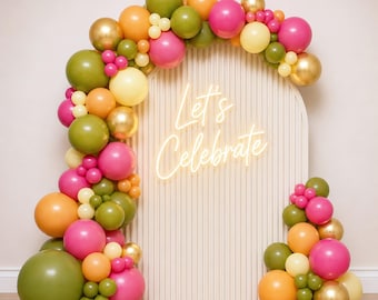 Tropischer Ballonbogen-Bausatz. Rosa, Grün, Gold. Frühlingshaftes botanisches Blumengarten-Thema. Für den 1. Geburtstag, Babyparty oder Gender-Reveal-Party.