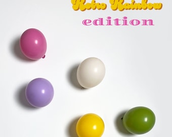 Kit de arco de guirnalda de globos de arcoíris retro. Pasteles apagados, mezcla bohemia elegante. Rosa, amarillo, verde, lila. Graduación, primer cumpleaños, despedida de soltera