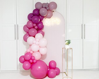Kit de arco de guirnalda de globos rosa, lila empolvado y morado apagado. Primer cumpleaños de bayas, baby shower de princesa para niña, fondo de pared DIY de hadas mariposa.