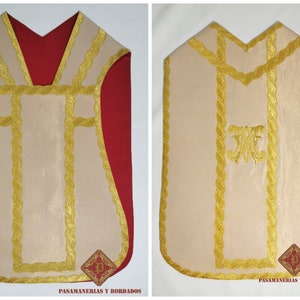 Könnte beinhalten: Ein weißes liturgisches Gewand mit goldener Stickerei. Das Gewand hat einen V-förmigen Ausschnitt und einen dekorativen Rand an den Kanten. Die Stickerei zeigt ein seilartiges Design und ein Monogramm in der Mitte.