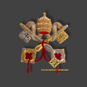 Op de afbeelding: Een geborduurde patch met de pauselijke sleutels en de tiara, een symbool van het pausdom. De patch toont twee gekruiste sleutels, een pauselijke tiara en twee rollen met Latijnse tekst. De patch is omgeven door een rode kwast.