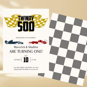 Può includere: Un invito a tema corse. Il testo recita "TWINDY 500" con i nomi Maverick & Maddox e le parole "ARE TURNING ONE!" La data è il 10 maggio alle 13:00. Un motivo a bandiera a scacchi è sul retro.