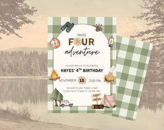 Peut inclure: Une invitation sur le thème du camping. Le texte dit "Made Four Adventure" et invite les invités au 4e anniversaire de Hayes le 15 novembre. Le design comprend un motif à carreaux vert et blanc, une boussole, des jumelles et un feu de camp.