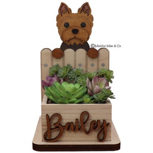 Yorkie Planter, kundenspezifischer Hund Planter, saftige Gartenanordnung, Innenblumentopf aus Holz, personalisierte Terrier-Aufbewahrungsbox, Leinenhalter