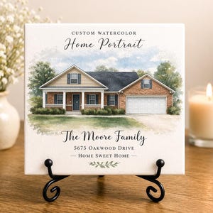 Puede incluir: Un retrato de casa personalizado en acuarela sobre un lienzo cuadrado blanco. La obra de arte representa una casa con fachada de ladrillo, garaje y porche. El texto dice "Custom Watercolor Home Portrait" y "The Moore Family, 5675 Oakwood Drive - Home Sweet Home."