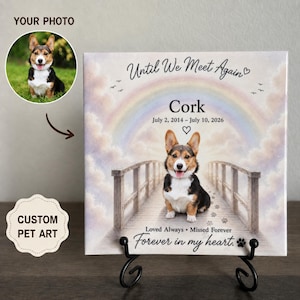 Może przedstawiać: Kwadratowa tablica pamiątkowa z psem rasy Corgi siedzącym na drewnianym moście pod tęczą. Tekst głosi Until We Meet Again, Cork, July 2, 2014 - July 10, 2026, Loved Always - Missed Forever oraz Forever in my heart. Umieszczona na czarnym stojaku.