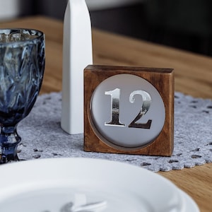 Houten tafelnummers: smokey acryl, gouden cijfer, rustieke bruiloft