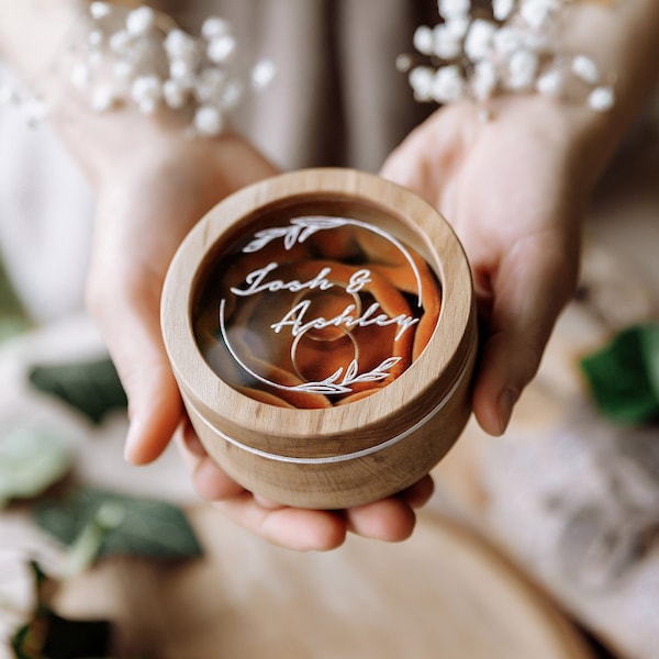 Gepersonaliseerde houten ringendoos: ronde fluwelen houder voor huwelijksceremonie