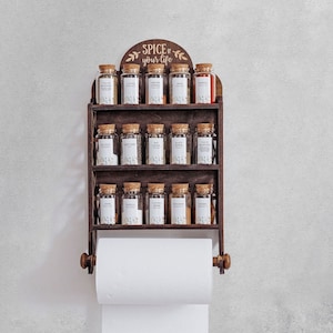 Prateleira de especiarias de madeira com conjunto de potes de especiarias e etiquetas de especiarias, Suporte de parede para prateleiras de especiarias, Prateleiras de cozinha com suporte para toalhas de papel, Presente para casa