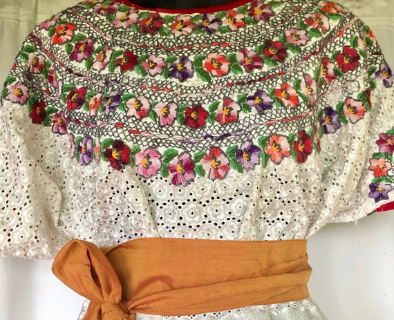 Lovely white lace vintage blouse, with a large han