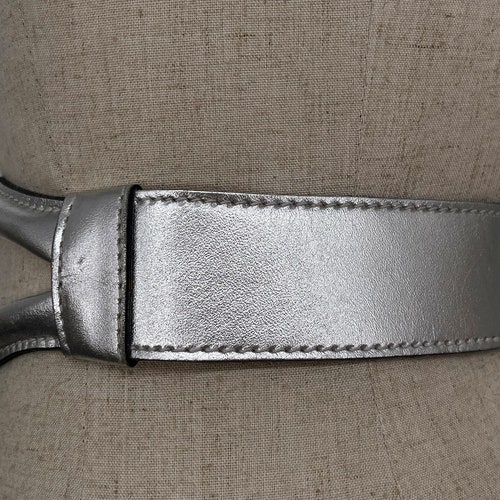 Vintage 80s hot Silver Leather Loop Belt // Retro 1980s Metallic Statement