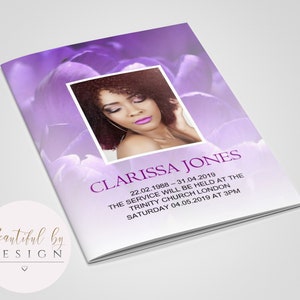Peut inclure: Un programme de cérémonie funéraire plié en deux, avec un fond floral violet et une photo d'une femme. Le texte indique "CLARISSA JONES" avec les dates et les détails de la cérémonie. Le design comprend le texte "Beautiful by DESIGN".