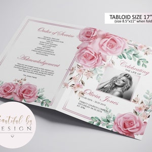 Può includere: Un opuscolo per programma funebre con rose rosa e fogliame verde. Il testo include Order of Service, Acknowledgement e Celebrating the Life of Olivia Jones. Misura 43,18 cm per 27,94 cm, o 21,59 cm per 27,94 cm quando è piegato.