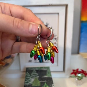 Hypoallergenic Multi-colored Christmas Light Bulb Dangle Earrings – Retro, Sparkling Holiday Jewelry