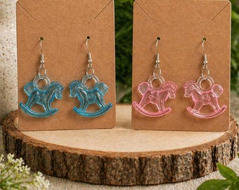 Pendientes de caballito mecedora / Pendientes colgantes Kawaii en azul pastel y rosa, regalo para baby shower