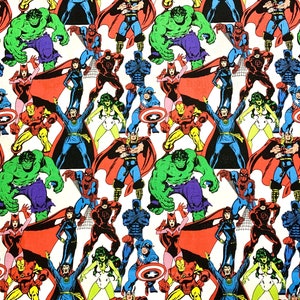 Peut inclure: Un tissu blanc avec un motif répété de différents super-héros Marvel, dont Hulk, Spider-Man, Iron Man, Captain America, Thor et Scarlet Witch. Les personnages sont représentés dans leur style classique de bande dessinée.
