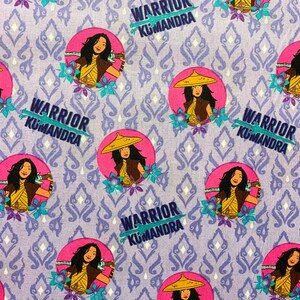 Peut inclure: Tissu violet avec un motif répété d'un cercle rose contenant une femme de dessin animé tenant une épée. Le texte "Warrior Kumandra" est écrit en lettres turquoise et vertes sous le cercle.