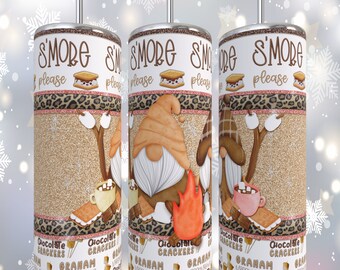 Könnte beinhalten: Drei Edelstahlbecher mit einem skurrilen Design. Die Becher zeigen den Text "S'MORE please" und Illustrationen von Zwergen, Marshmallows und S'mores. Das Design umfasst ein Leopardenmusterband und einen glitzernden Hintergrund.