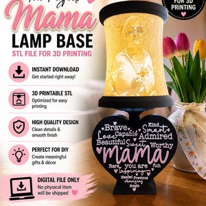 以下が含まれることがあります： 「The Perfect Mama」の文字が入ったランプベースのデジタルダウンロード画像。 ランプベースは黒色で、ハート型のベースには「Brave, Love, Beautiful, Sweet, Mama」などの文字が書かれています。 ランプシェードには女性の写真が写っています。